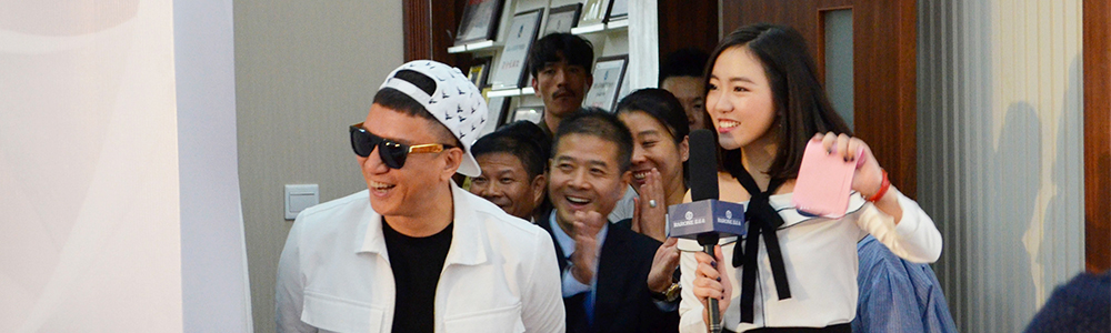 孫紅雷蒞臨雷諾表總部， 為圓夢“下跪”求婚！